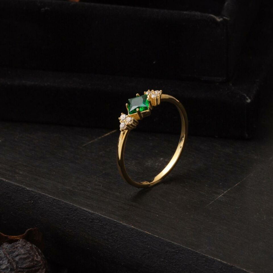 14 Ayar Yeşil Kare Taşlı Altın Yüzük