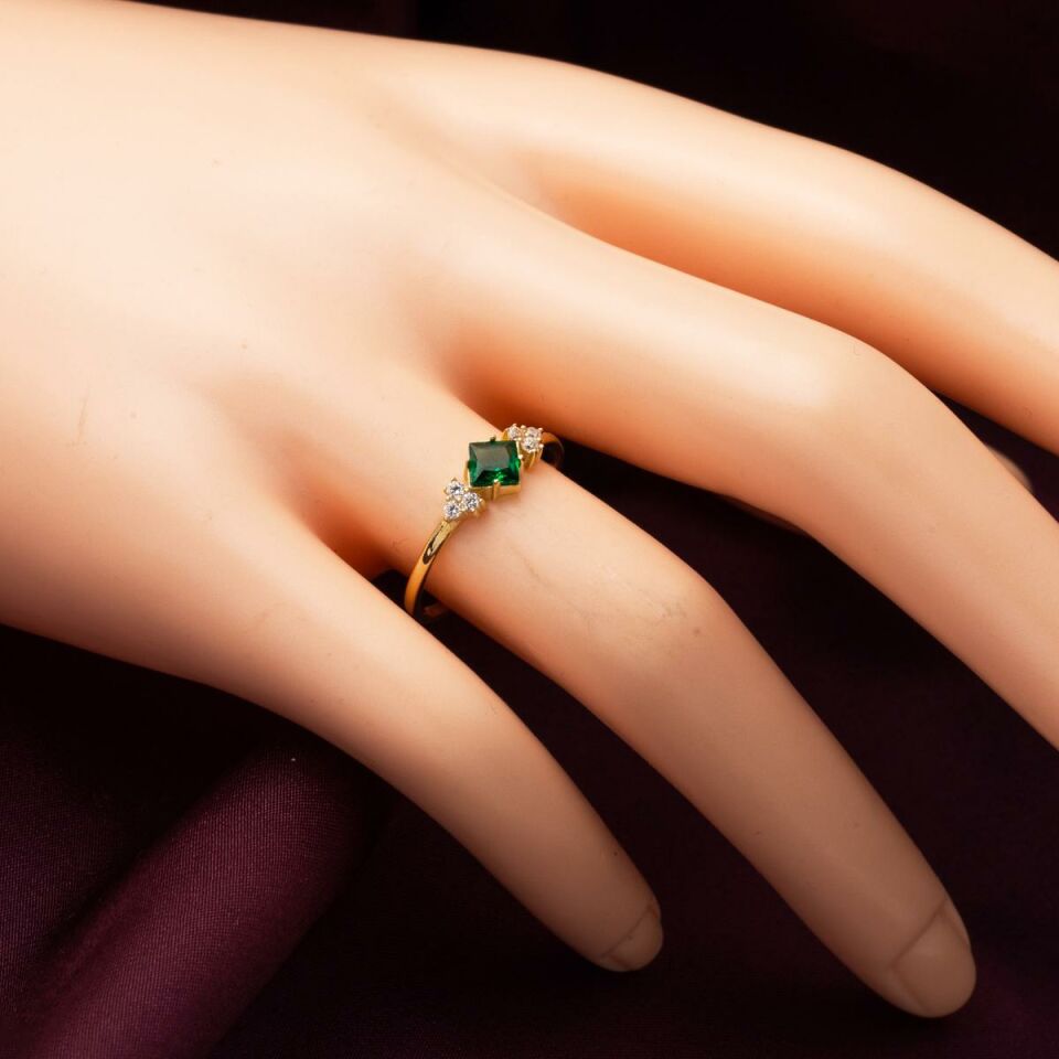 14 Ayar Yeşil Kare Taşlı Altın Yüzük