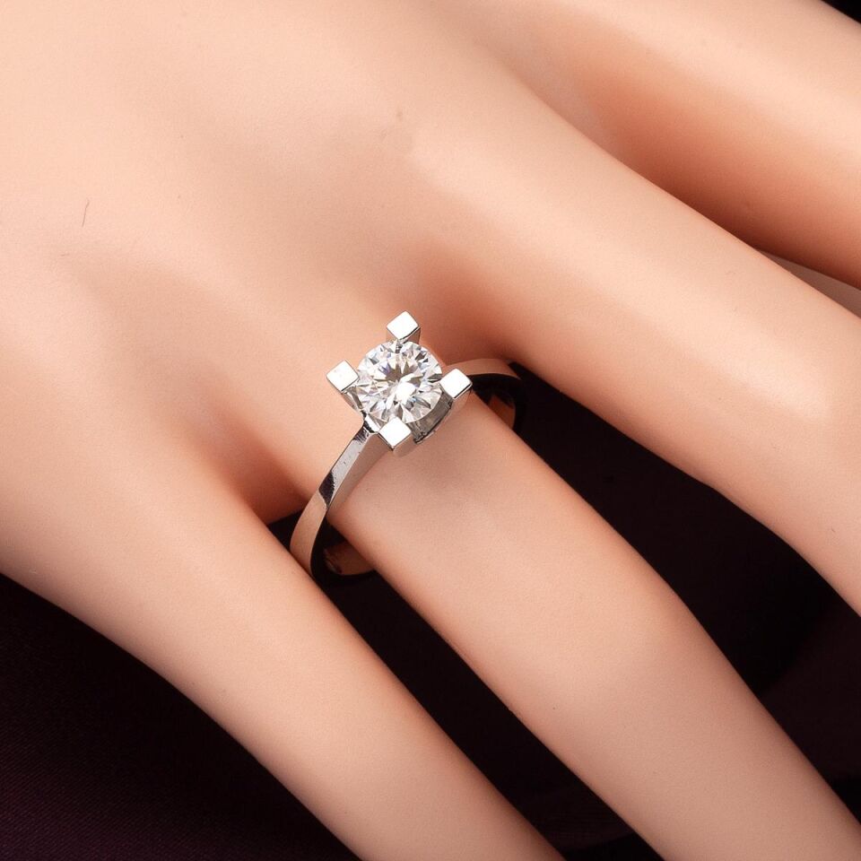 0,70 Karat Mozanit Tektaşlı Altın Yüzük
