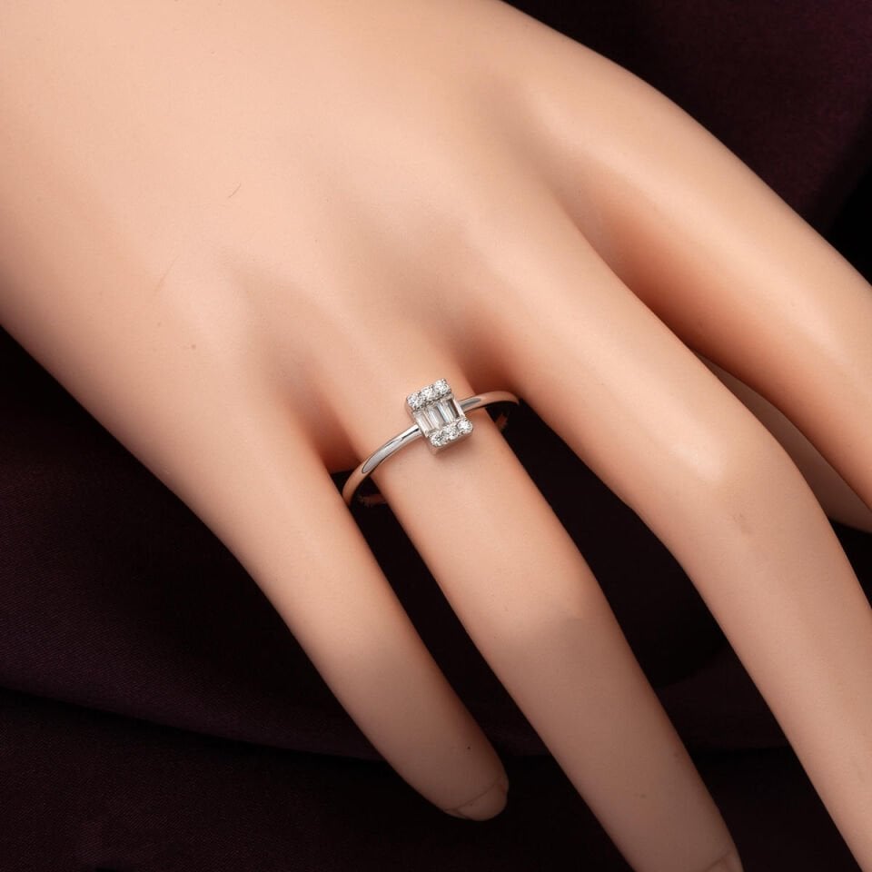 0,20 Karat Mozanit Baget Taşlı Altın Yüzük