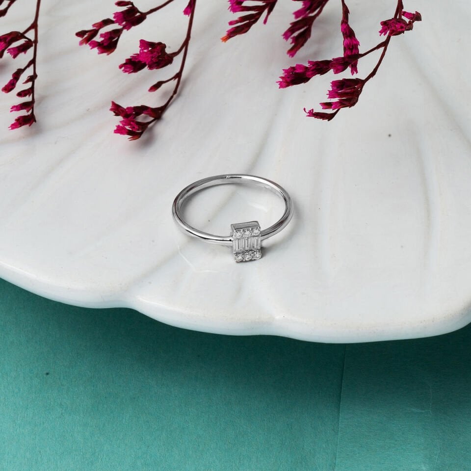 0,20 Karat Mozanit Baget Taşlı Altın Yüzük