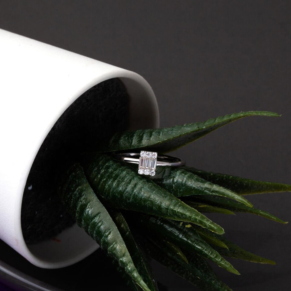 0,20 Karat Mozanit Baget Taşlı Altın Yüzük