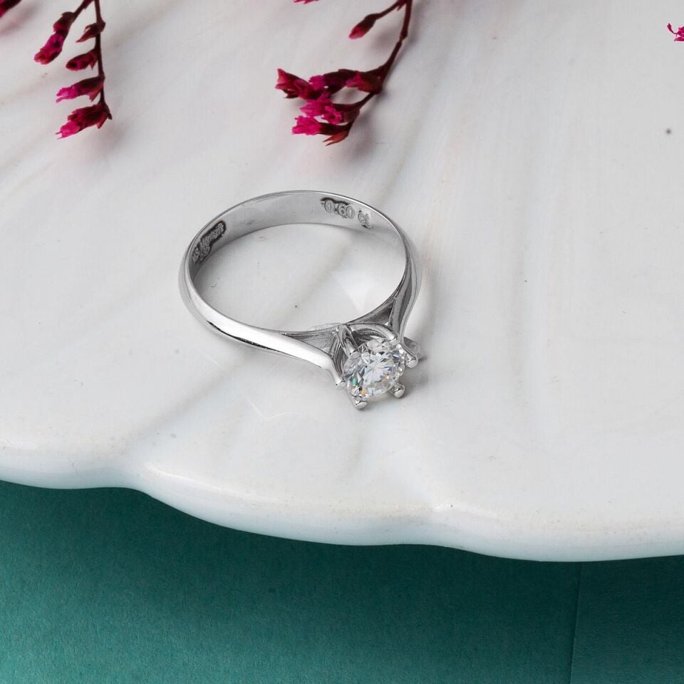 0,60 Karat Mozanit Tektaşlı Altın Yüzük