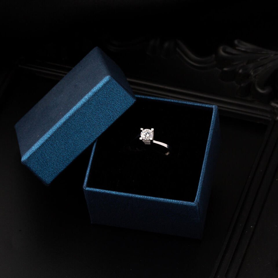 0,60 Karat Mozanit Tektaşlı Altın Yüzük