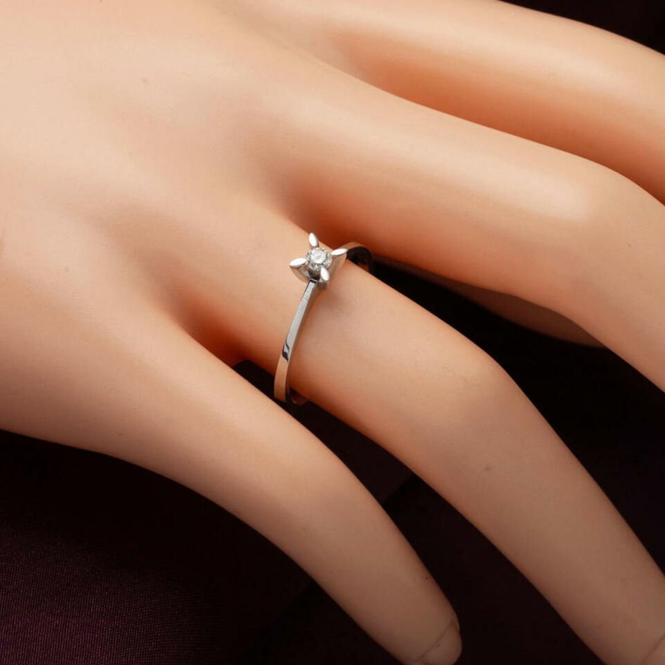 0,12 Karat Badem Tırnak Tektaş Pırlanta Yüzük
