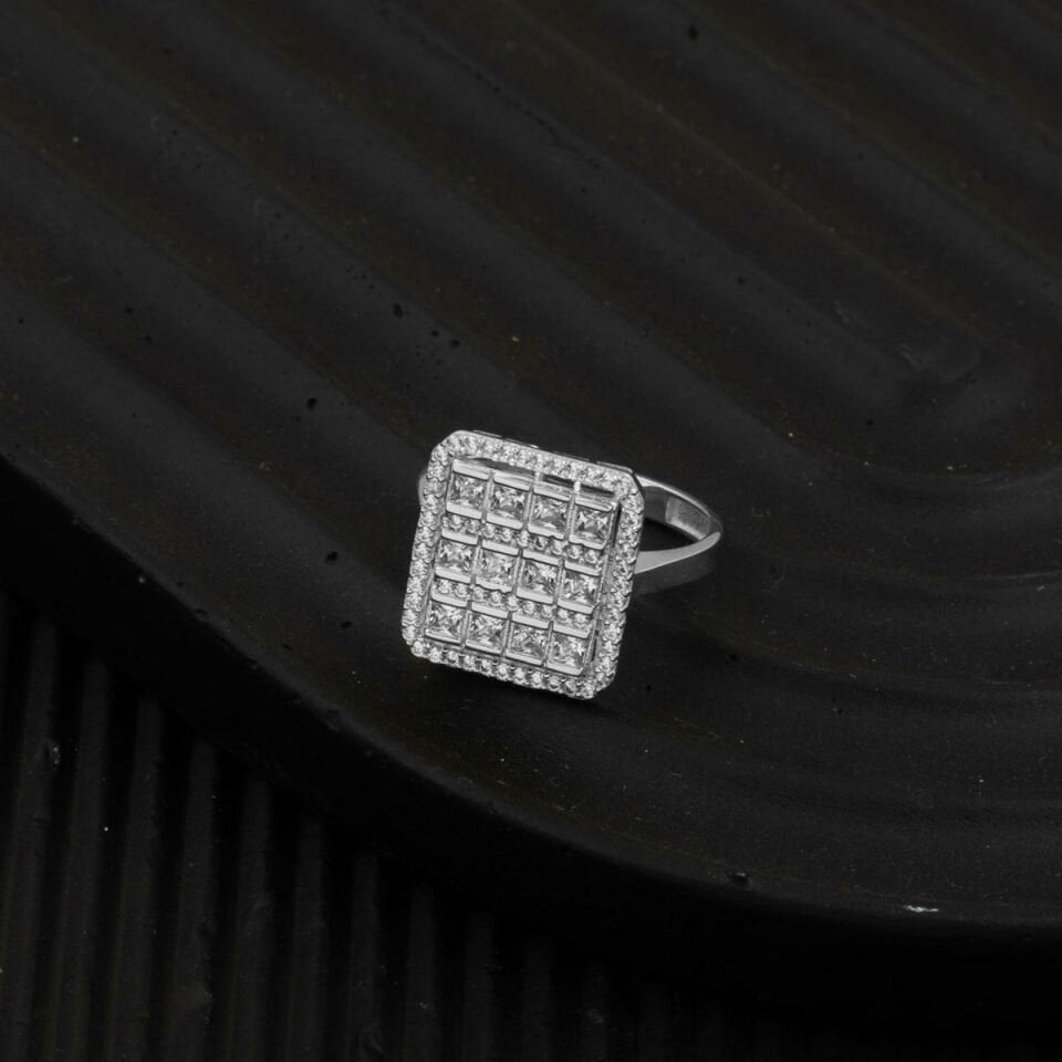 Kare Taşlı Baget Beyaz Altın Yüzük