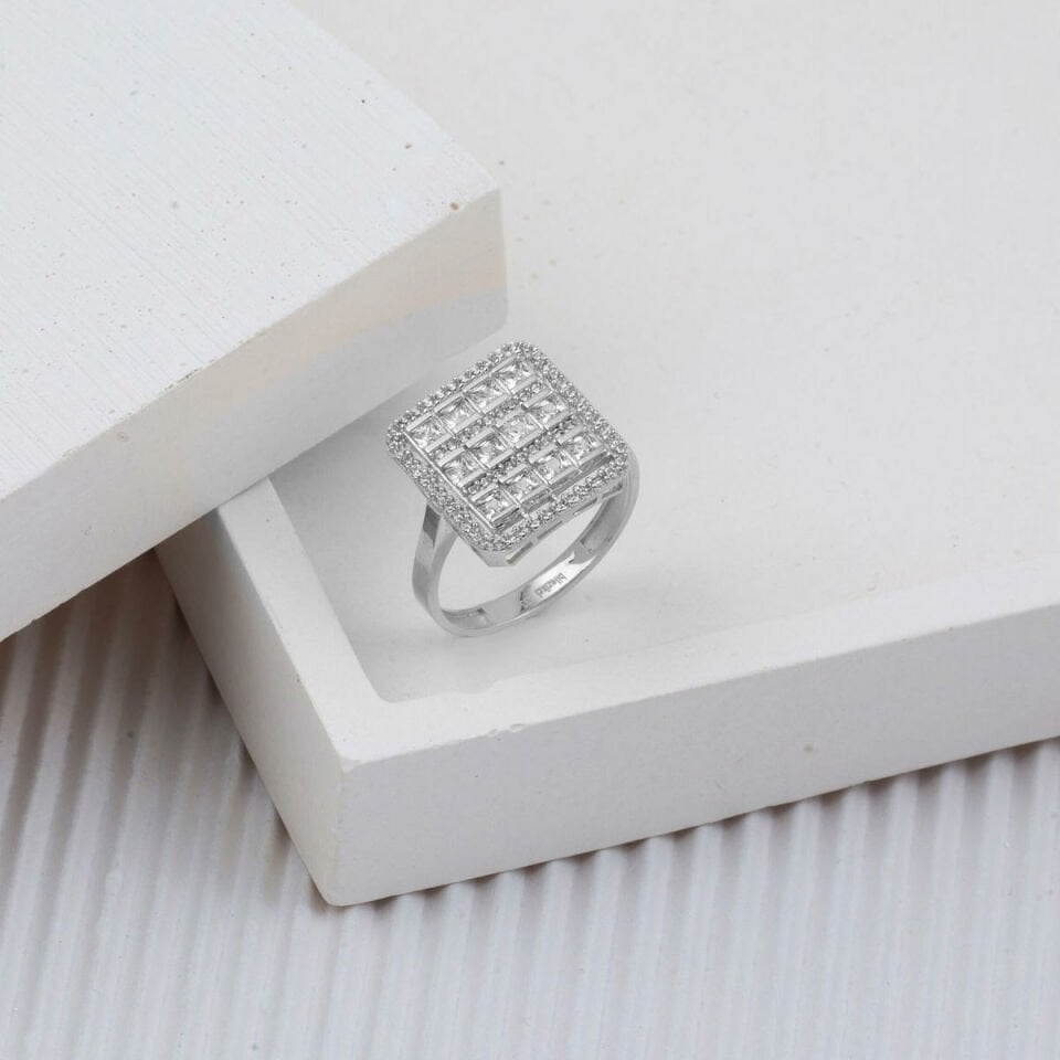 Kare Taşlı Baget Beyaz Altın Yüzük