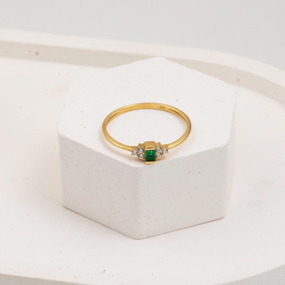 Yeşil Bagetli 14 Ayar Altın Minimal Yüzük