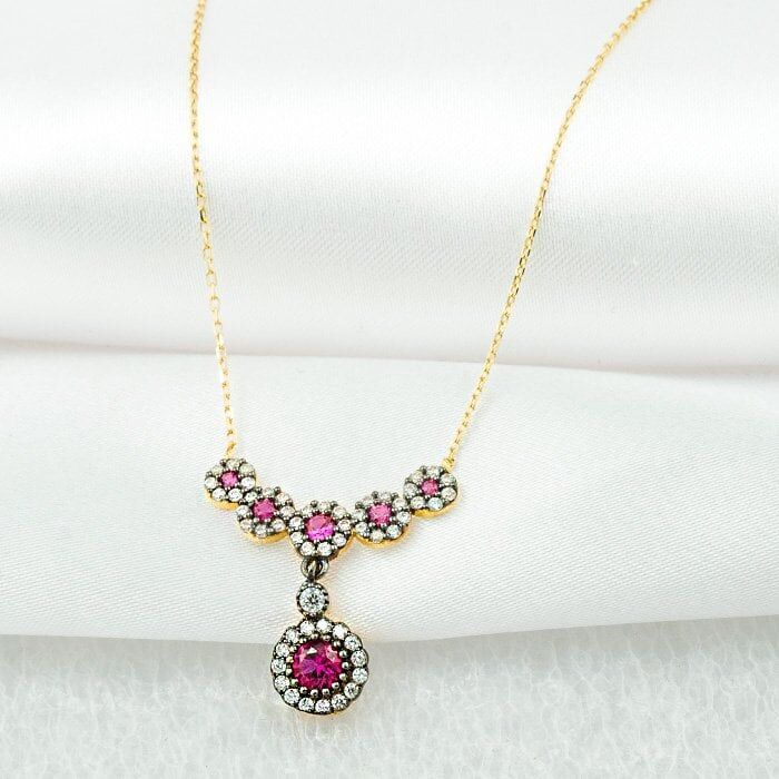 Elmas Görünümlü Kırmızı Taşlı Altın Kolye