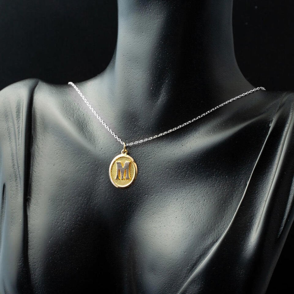 M Harfi Oval Altın Kolye Ucu