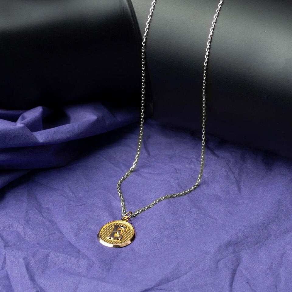 E Harfi Oval Altın Kolye Ucu