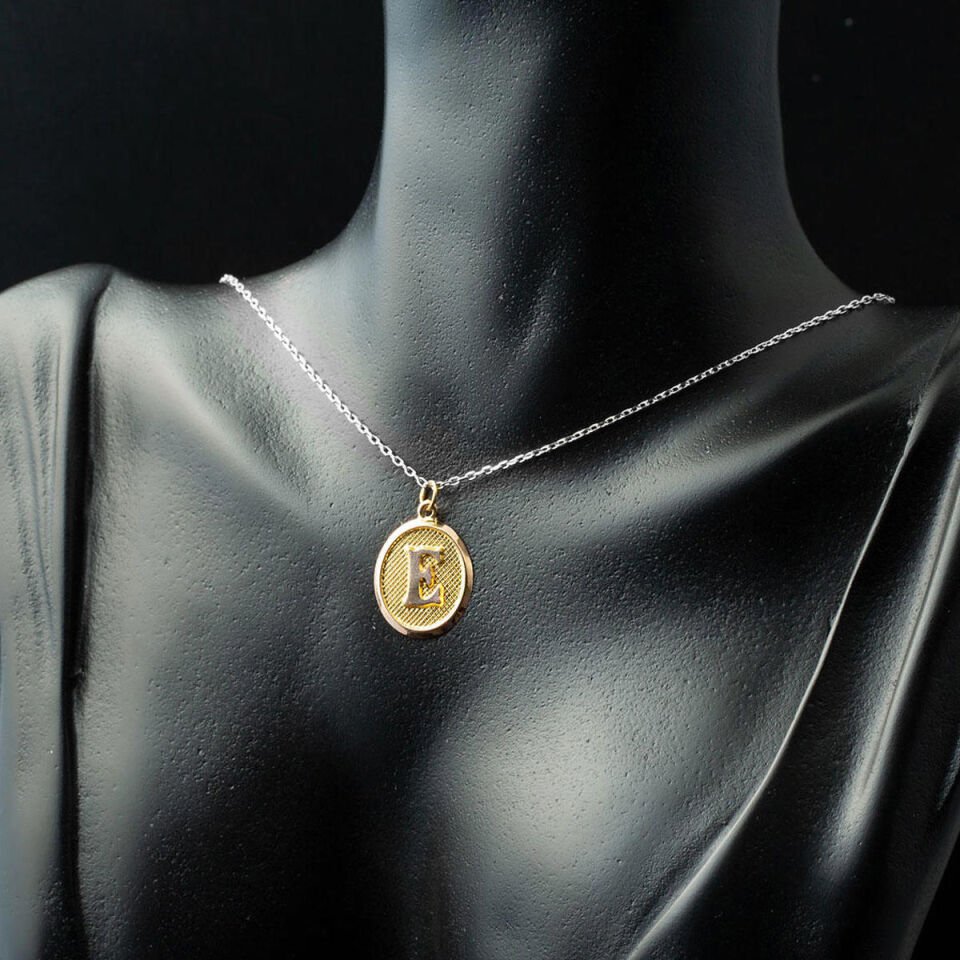 E Harfi Oval Altın Kolye Ucu