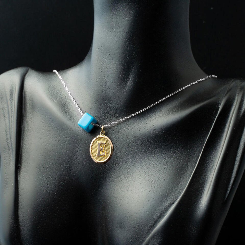 E Harfi Oval Altın Kolye Ucu