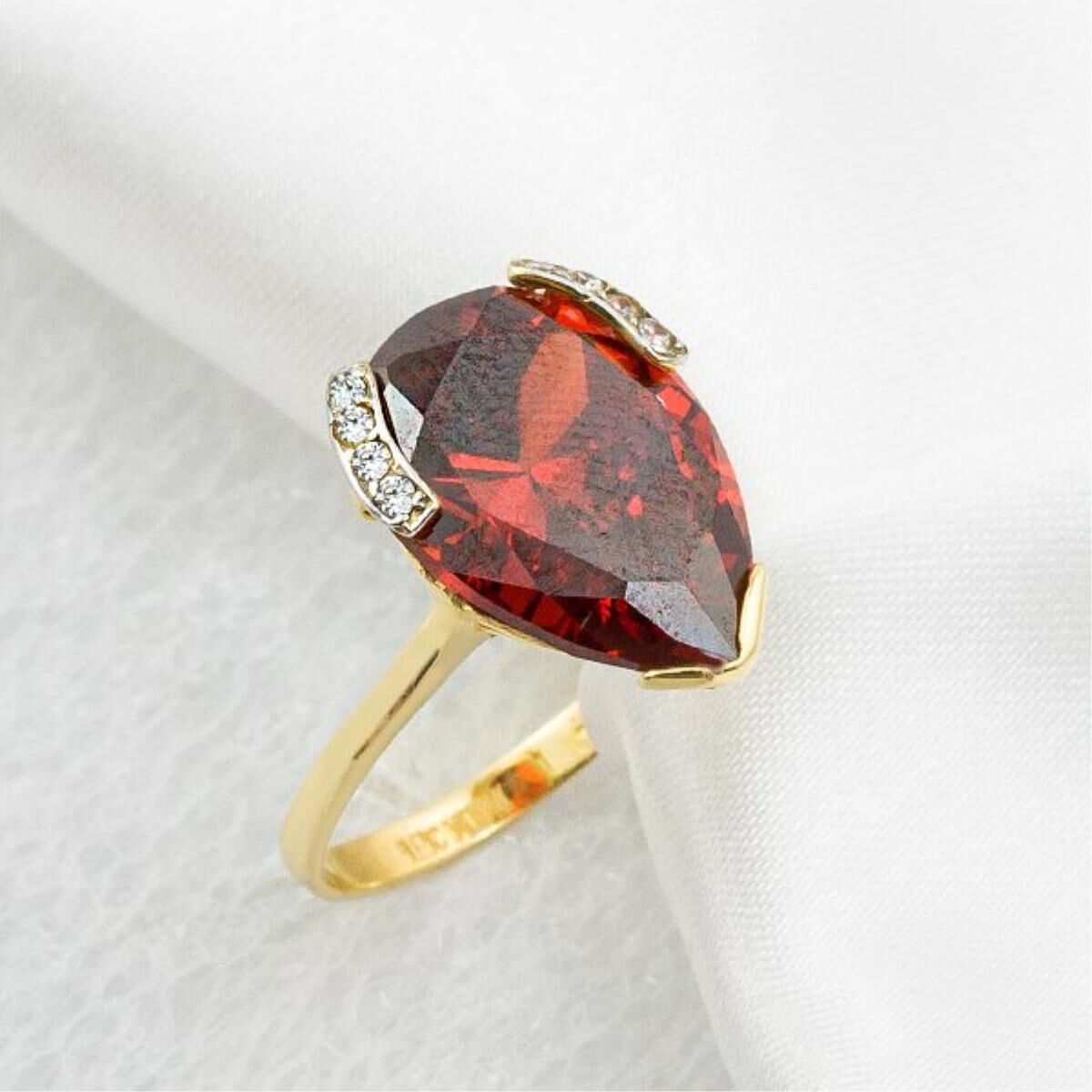 Kırmızı Taşlı 14 Ayar Altın Yüzük