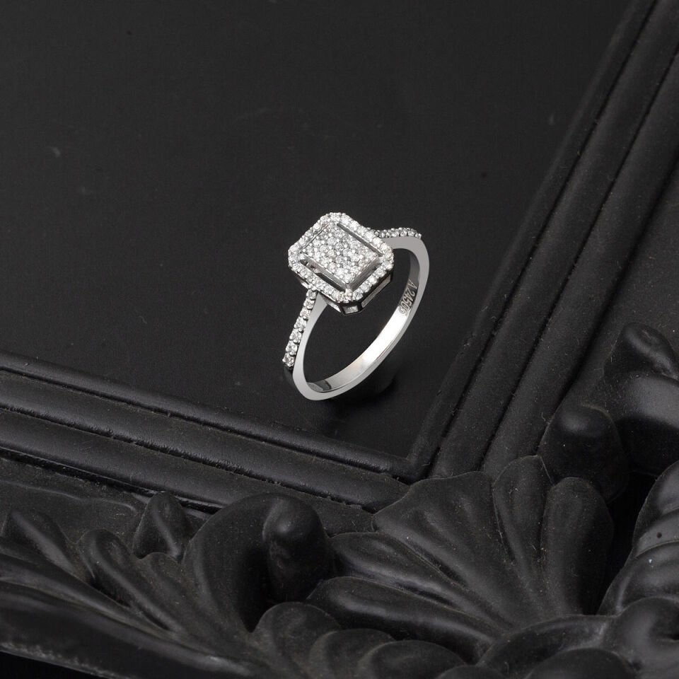 0,33 ct. Köşeli Pırlanta Yüzük