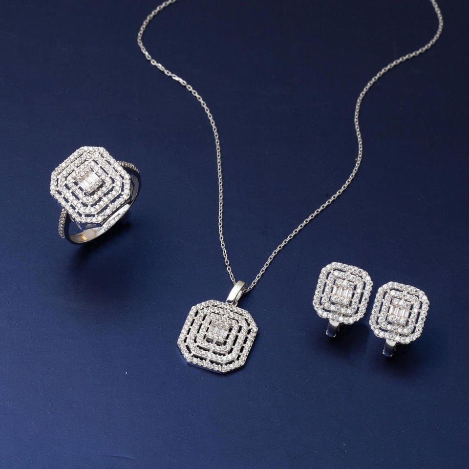 14 Ayar Baget Taşlı Beyaz Altın Set