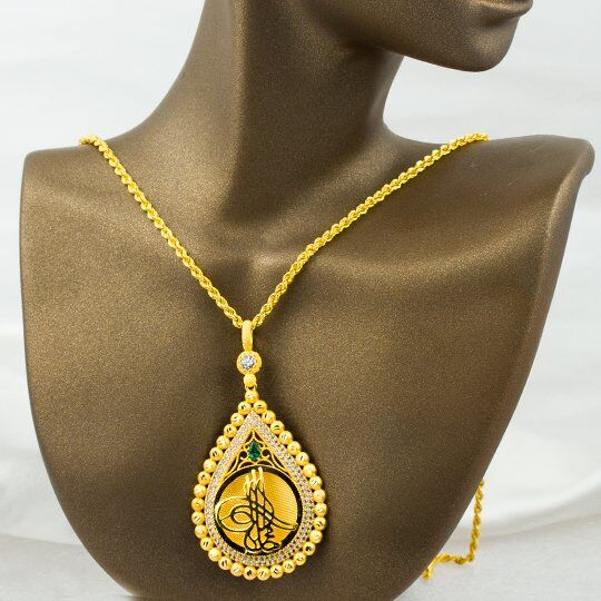 Zümrüt Taşlı Damla Tuğralı Altın Kolye