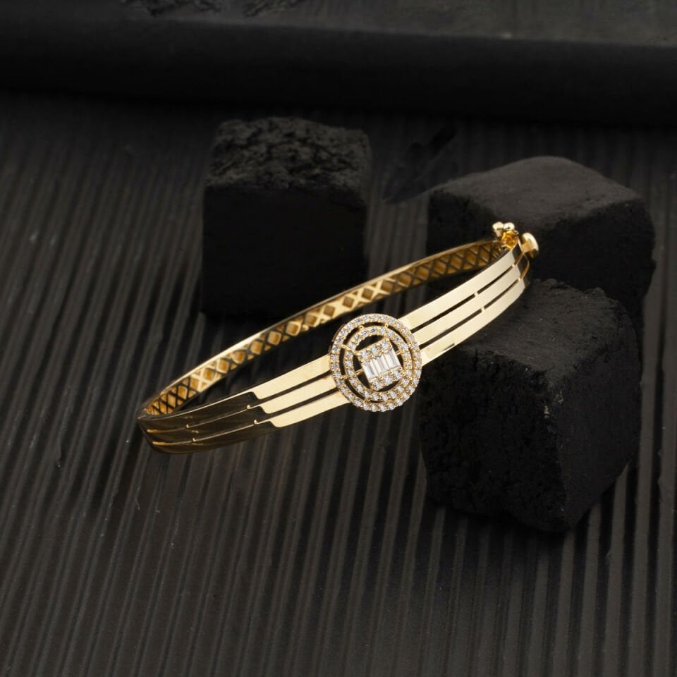 14 Ayar Oval Baget Taşlı Altın Kelepçe Bilezik