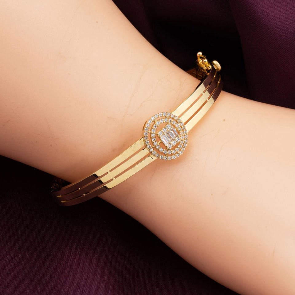 14 Ayar Oval Baget Taşlı Altın Kelepçe Bilezik