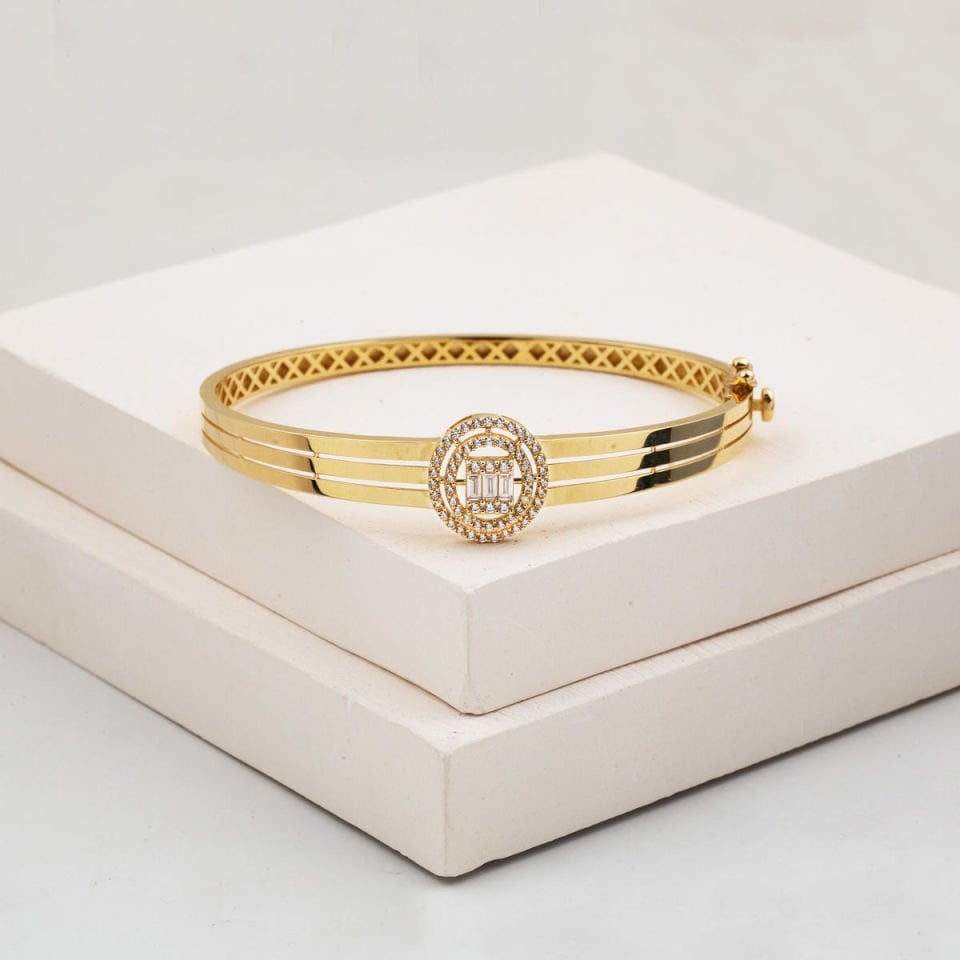 14 Ayar Oval Baget Taşlı Altın Kelepçe Bilezik