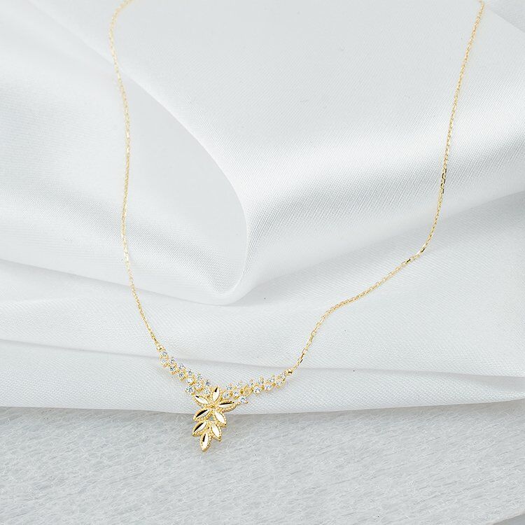 Yıldızlı 14 Ayar Altın Taşlı Kolye