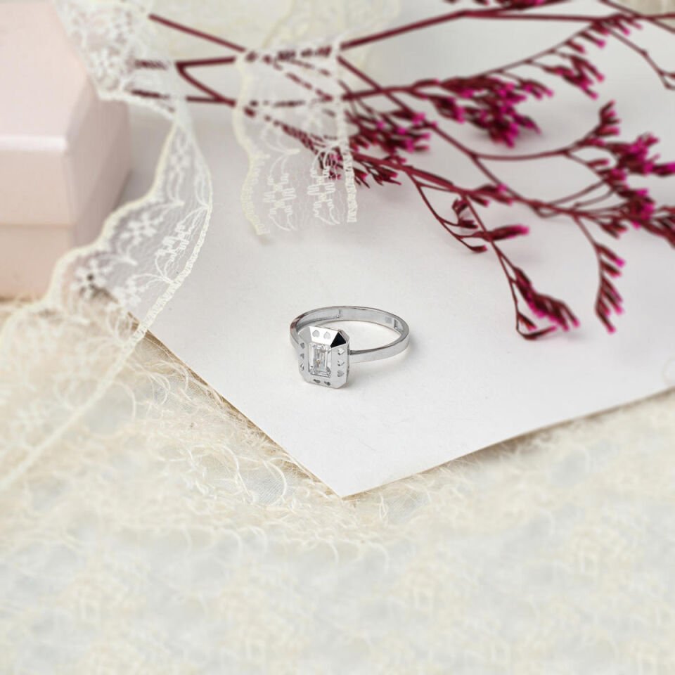 Baget Taşlı Kalpli Beyaz Altın Yüzük