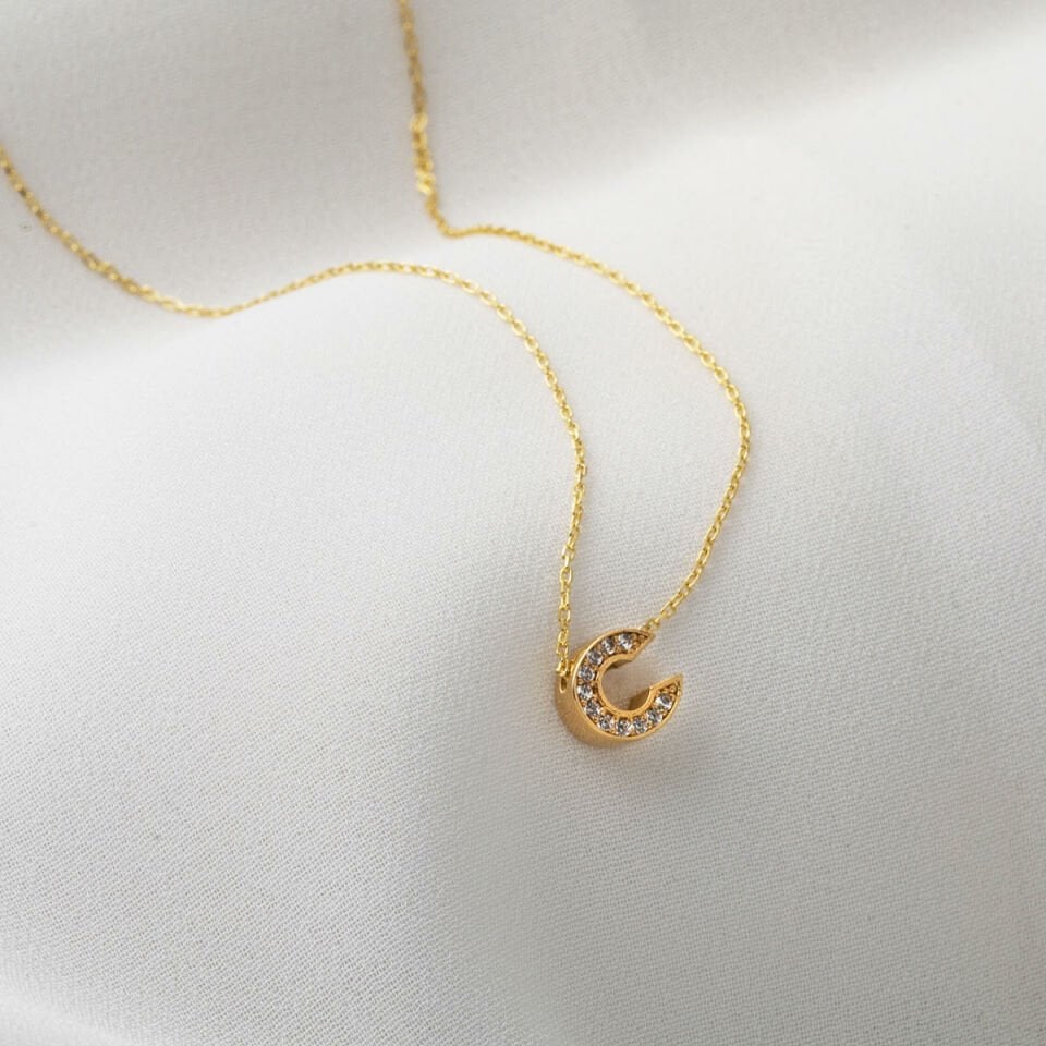 Taşlı C Harfli Minimal Harf Kolye Altın
