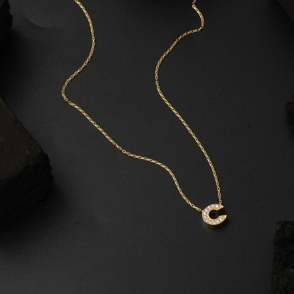 Taşlı C Harfli Minimal Harf Kolye Altın