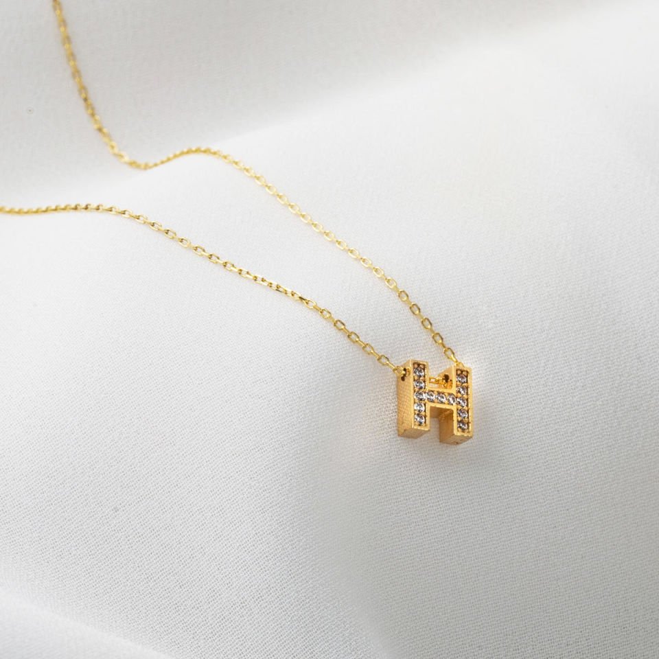 Taşlı H Harfli Minimal Harf Kolye Altın