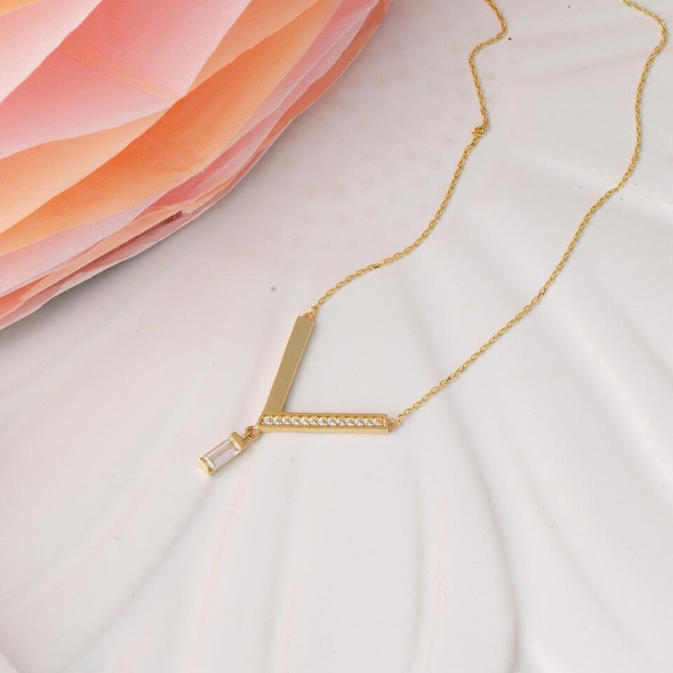 Baget Taşlı V Çubuk Altın Kolye