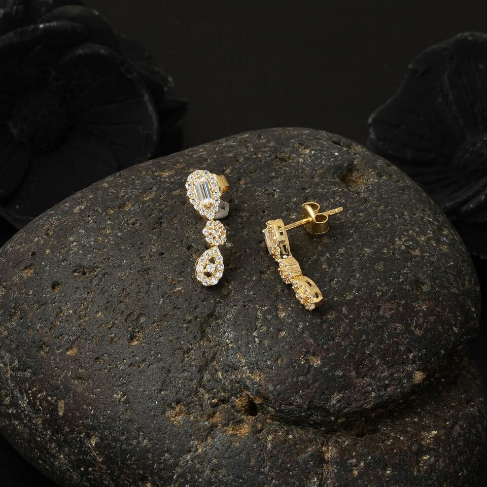 Baget Taşlı Sallantılı Altın Küpe