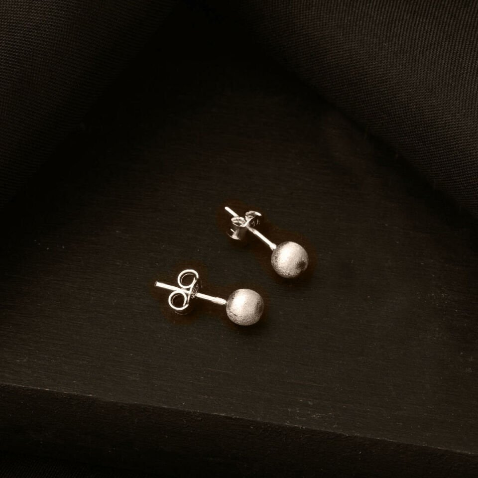 Beyaz Altın 14 Ayar Mat Top Küpe 5 mm.