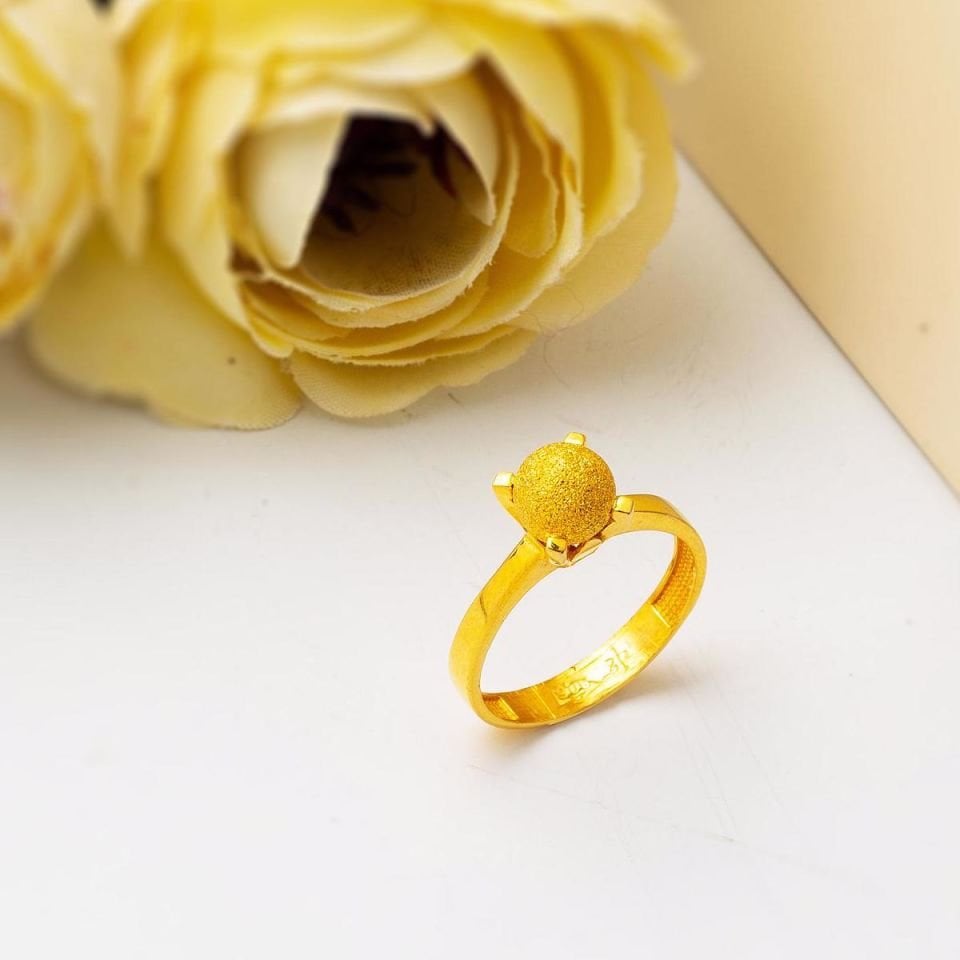 Top Altınlı Tektaş Tarzı Yüzük