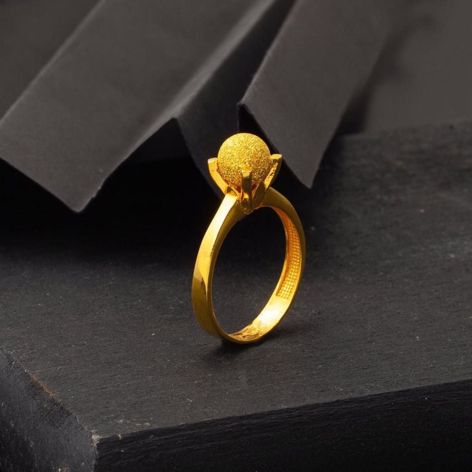 Top Altınlı Tektaş Tarzı Yüzük