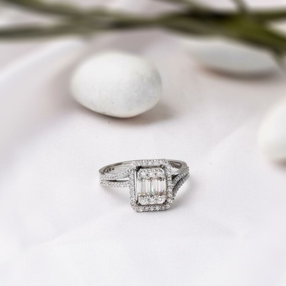 0,70 ct. Moissanite Baget Taşlı Altın Yüzük