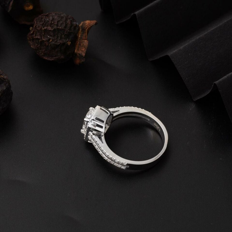 1,20 ct. Moissanite Baget Taşlı Altın Yüzük