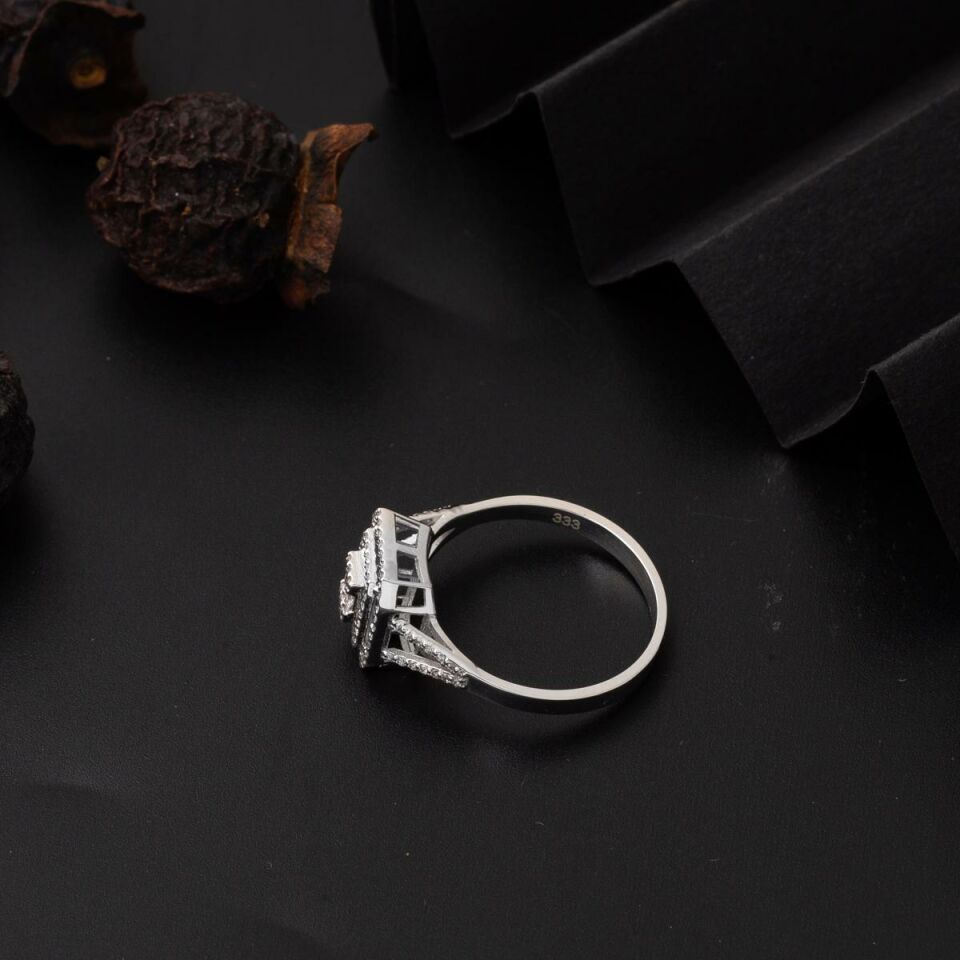 0,24 Ct. Baget Pırlantalı Yüzük