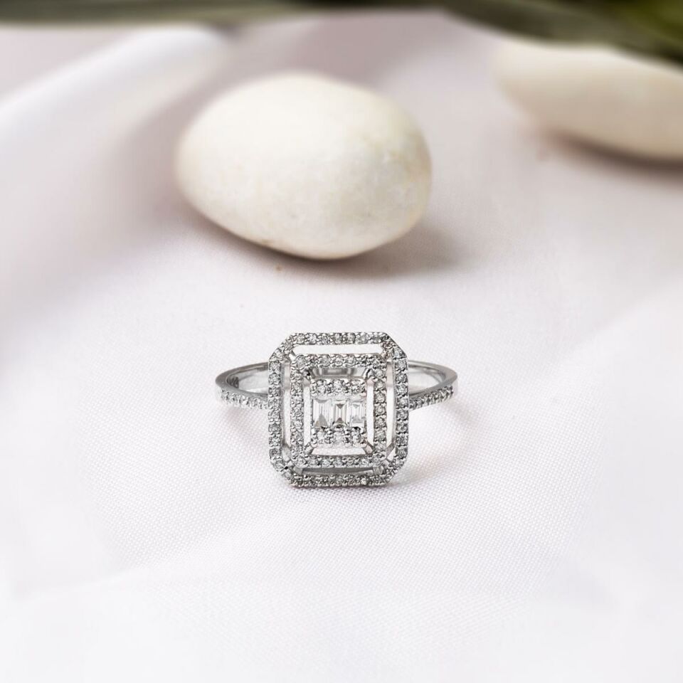 0,35 Ct. Baget Pırlantalı Yüzük