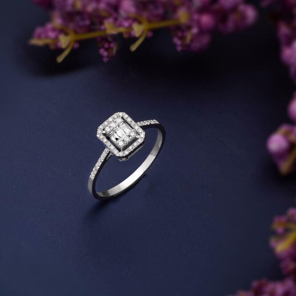 0,25 Ct. Baget Pırlantalı Yüzük
