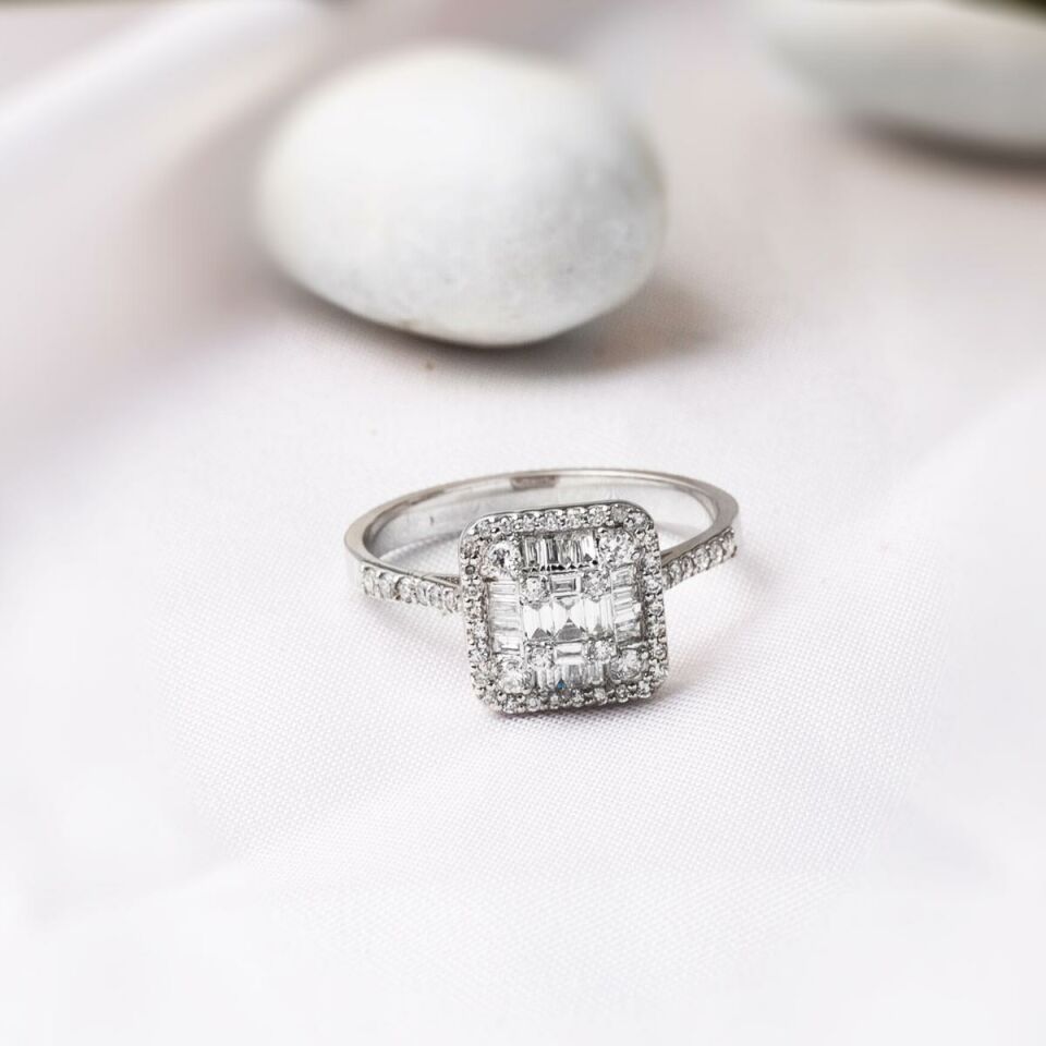 0,41 Ct. Baget Pırlantalı Yüzük