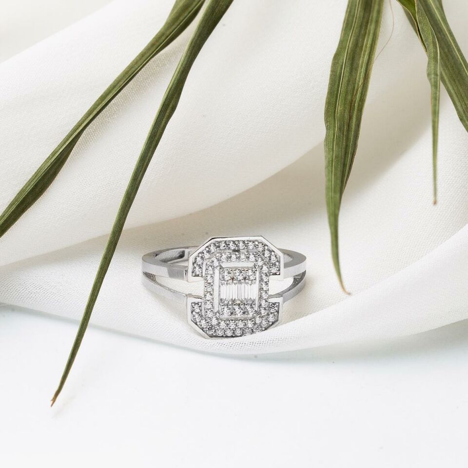 Beyaz Altın 14 Ayar Baget Taşlı Yüzük