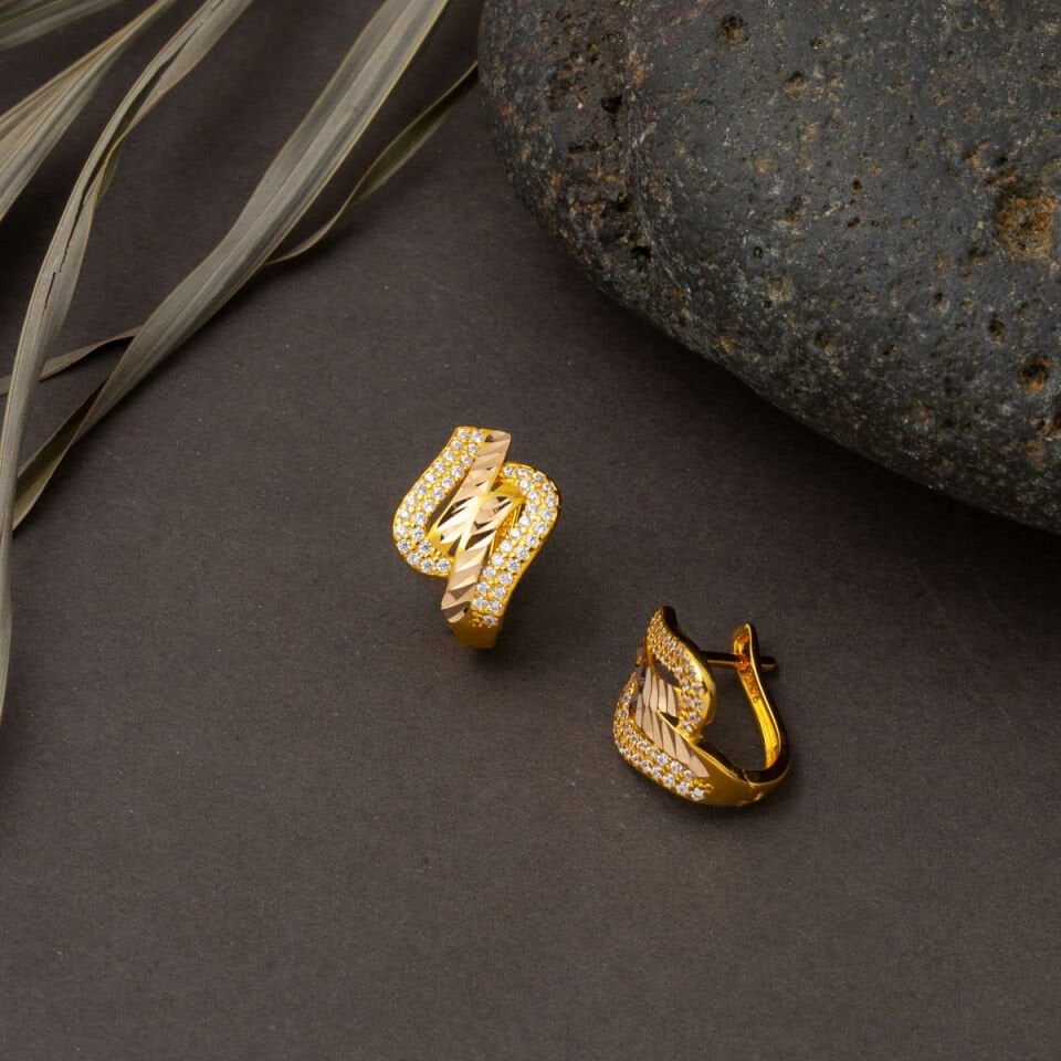 14 Ayar Asimetrik Taşlı Altın Küpe