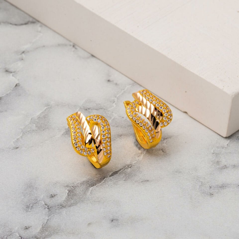 14 Ayar Asimetrik Taşlı Altın Küpe