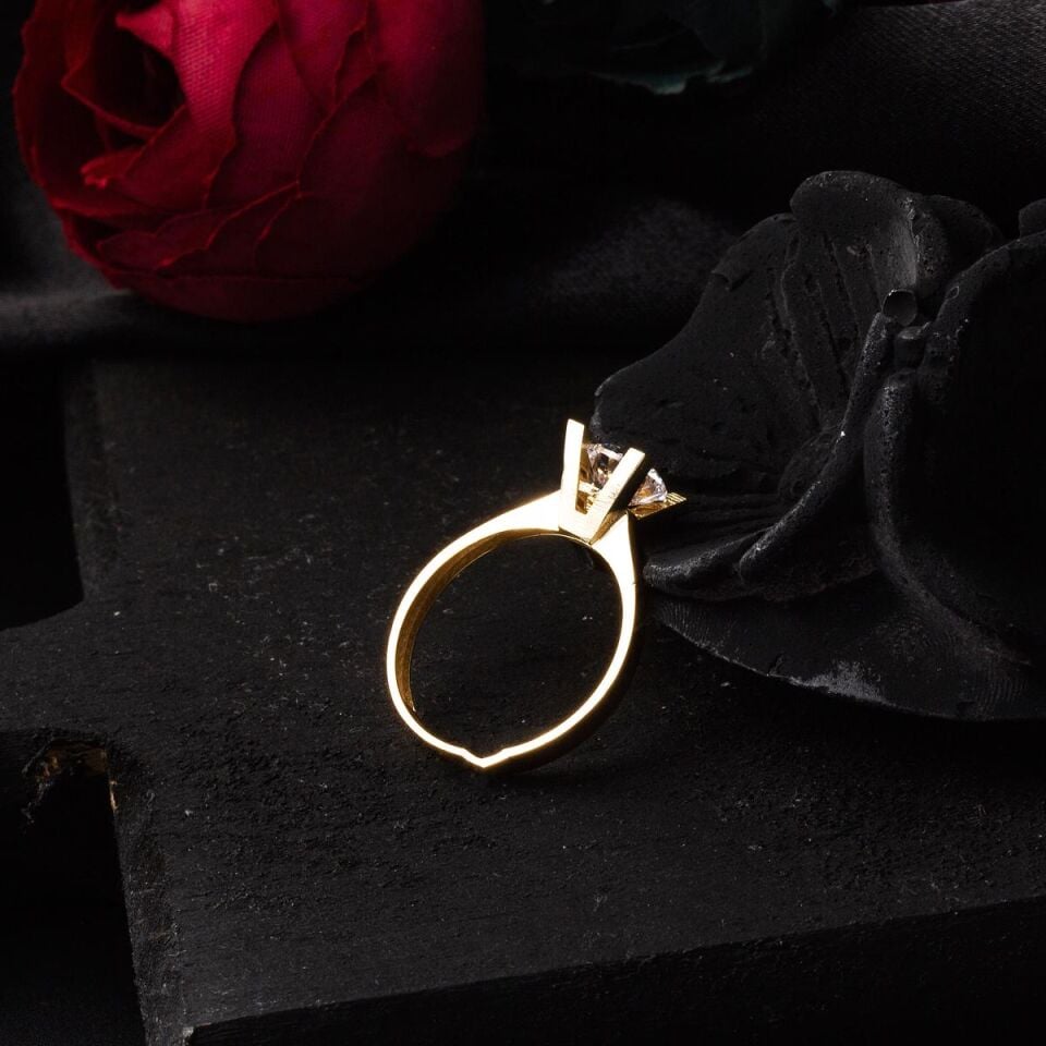 Sevgililer Günü Altın Tektaş Yüzüğü