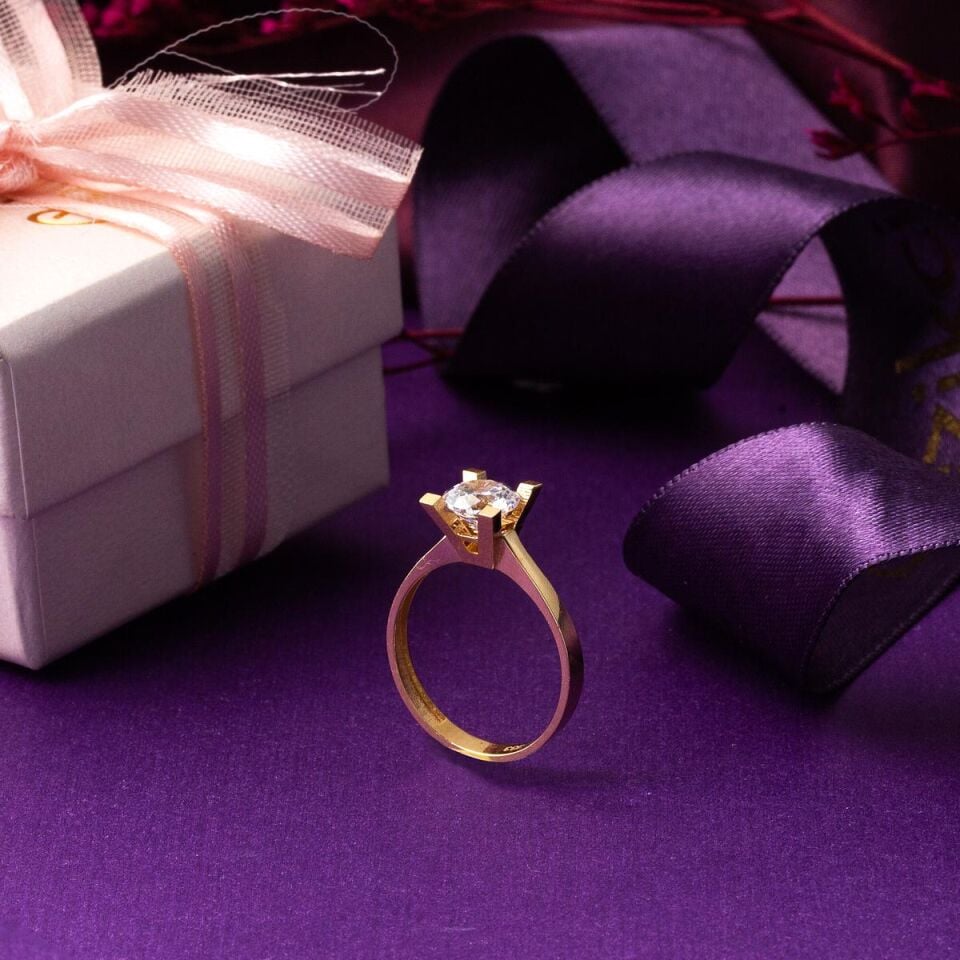 Sevgililer Günü Altın Tektaş Yüzüğü