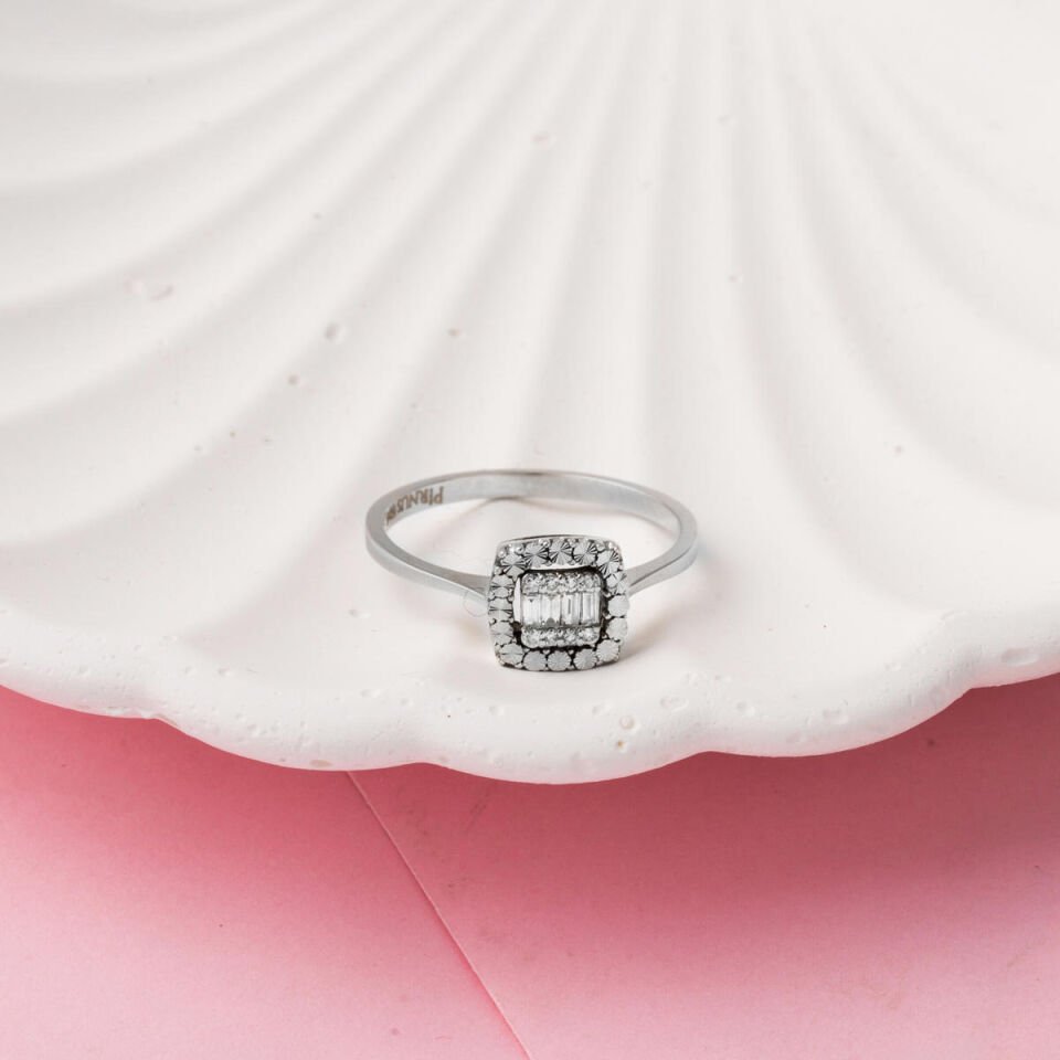 0,08 ct. Efekt Baget Pırlanta Yüzük