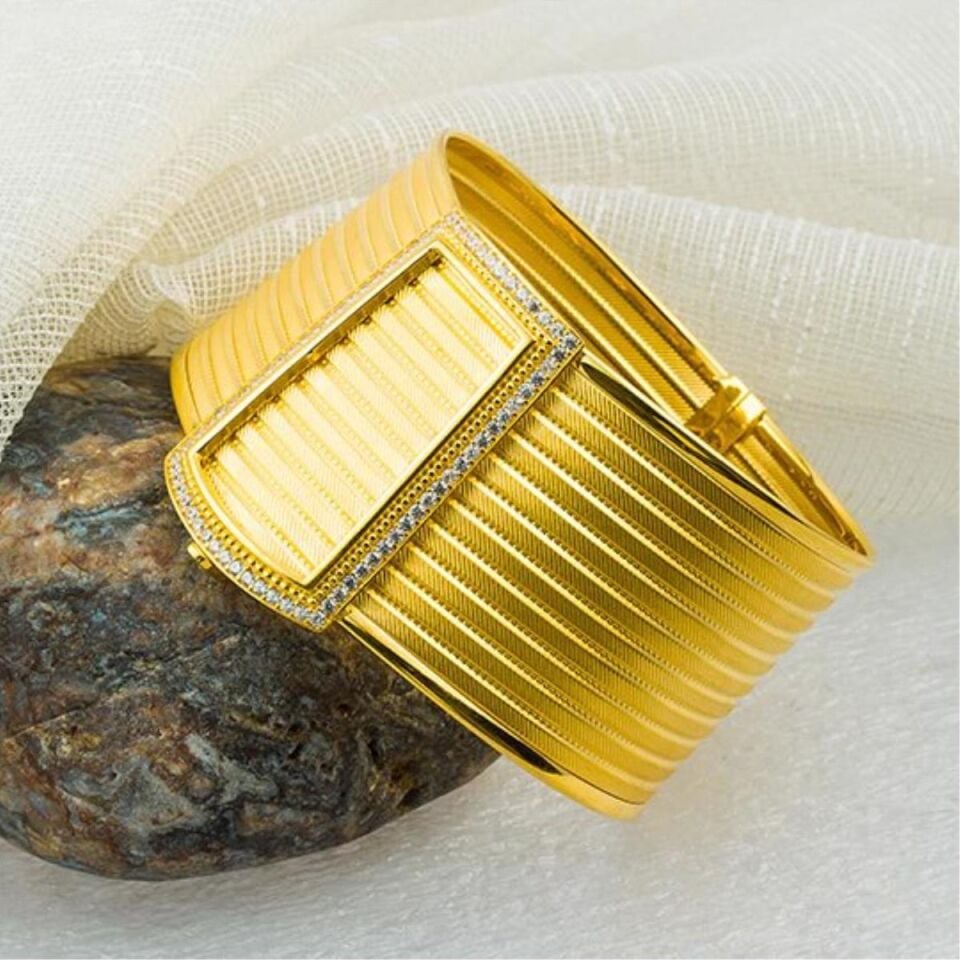 11 Sıralı Taşlı Tokalı Hasır Altın Bilezik