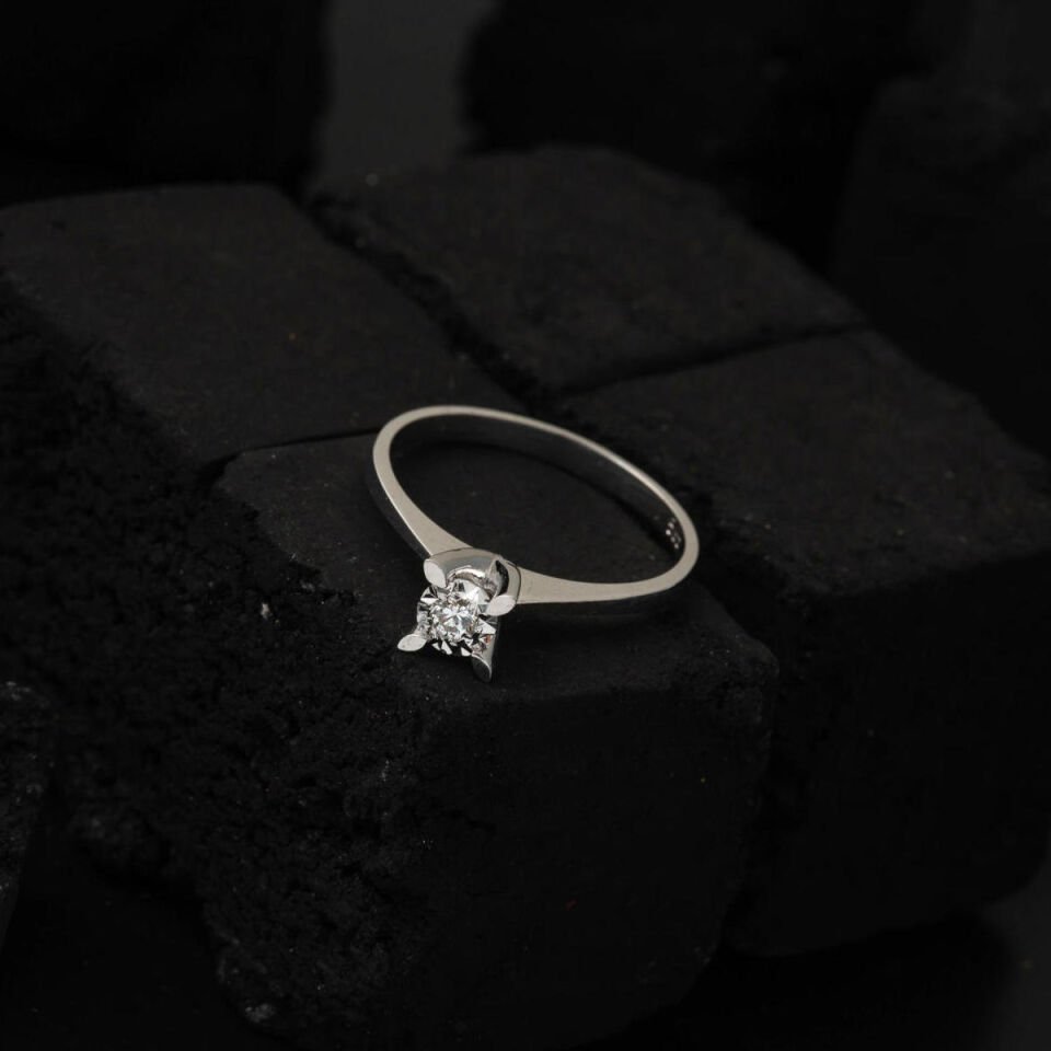 0,09 ct. Badem Tırnak Efekt Pırlanta Tektaş Yüzük