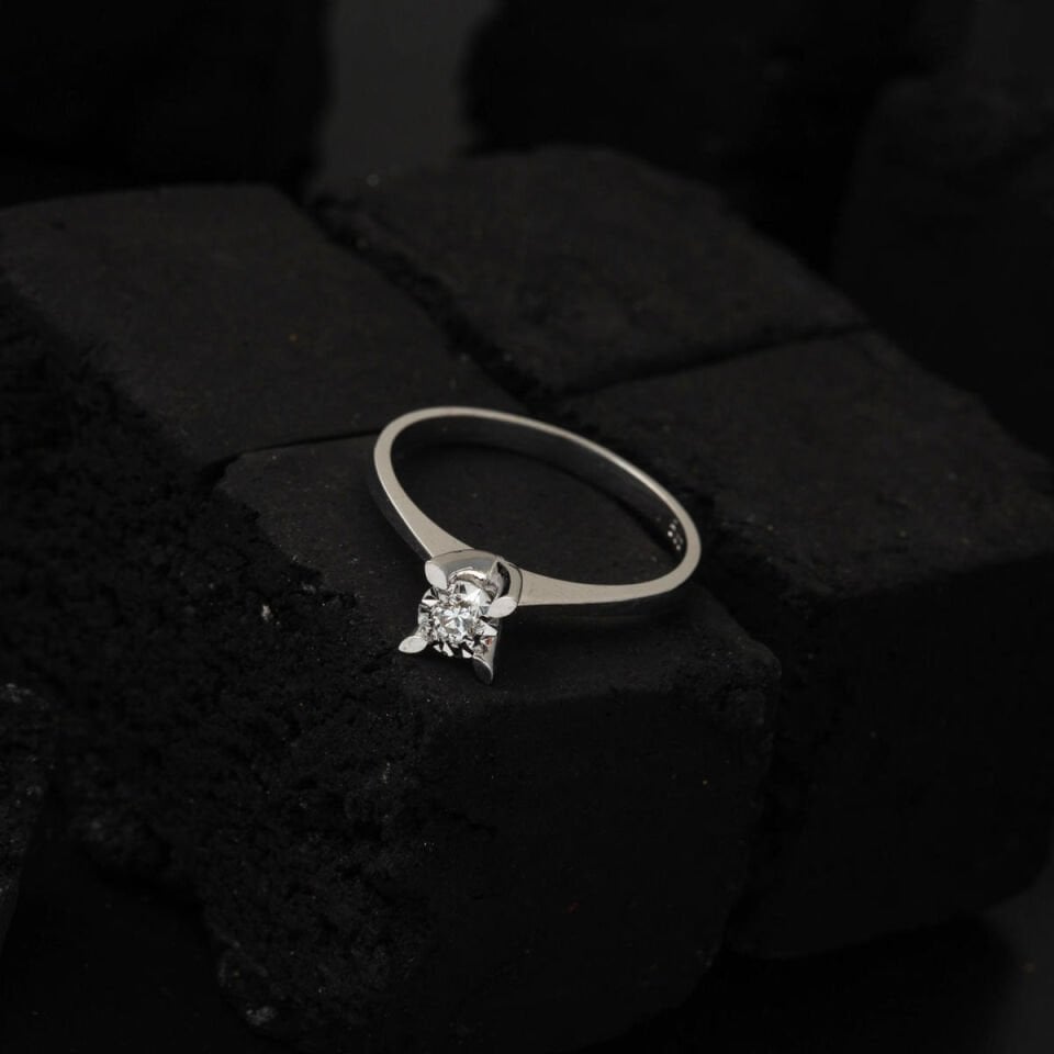 0,04 ct. Badem Tırnak Efekt Pırlanta Tektaş Yüzük