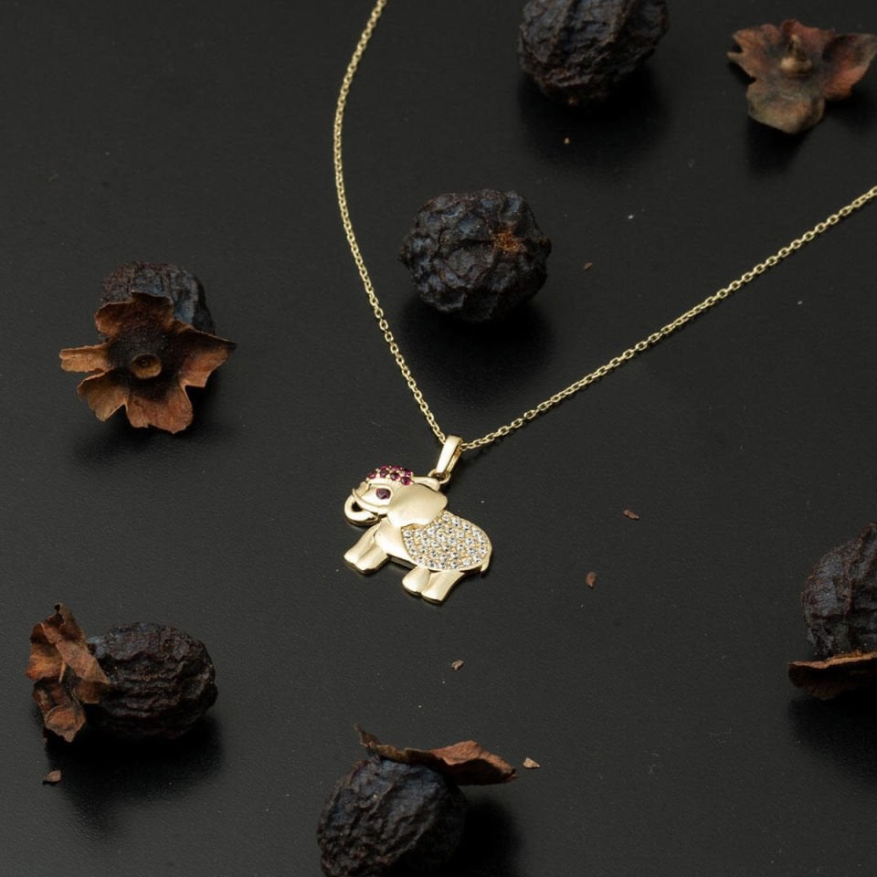 Kırmızı Taş Detaylı Minimalist Altın Fil Kolye